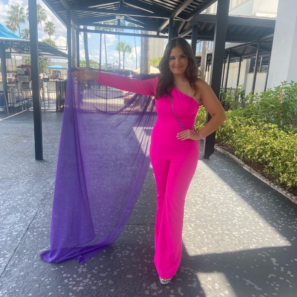 Size 10 fits like an 8/10 Ashley Lauren Fun Fashion. Worn twice for fun fashion